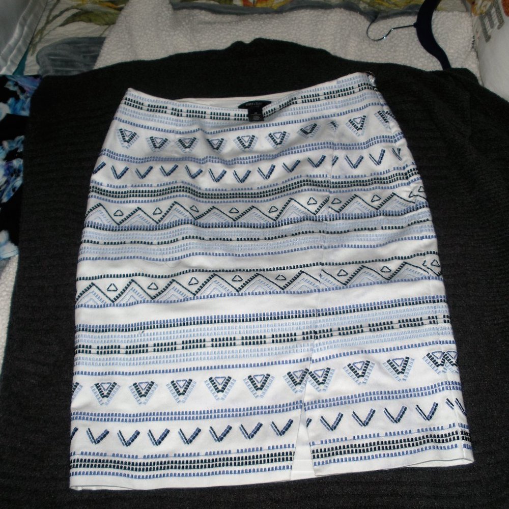 White House Black Market Aztec stripe navy-lt blue on white pencil skirt
